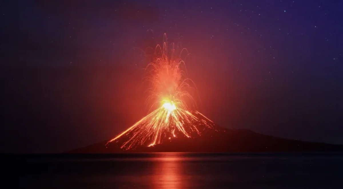 Qué pasó en volcán Anak Krakatoa y el supuesto video de la erupción?