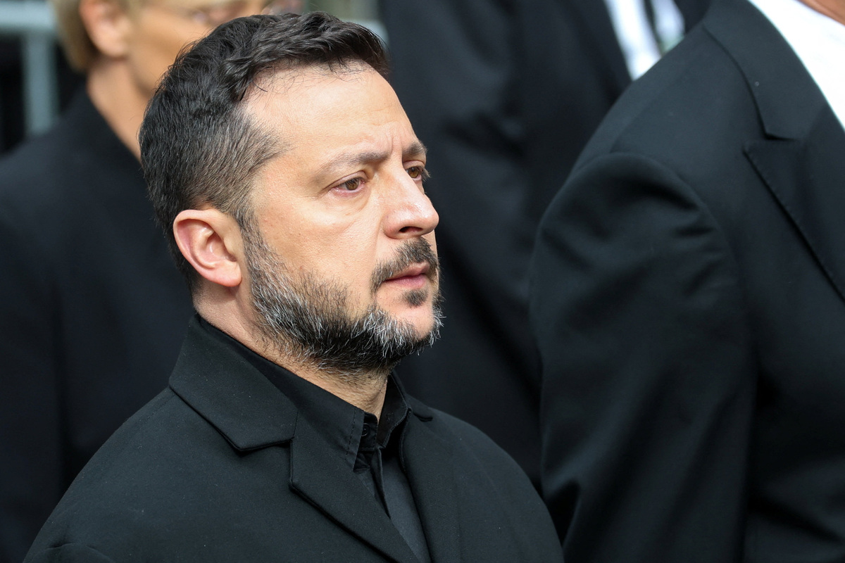El presidente de Ucrania, Volodímir Zelenski, sigue el féretro del rey Harald de Noruega como parte de la procesión fúnebre. | Reuters