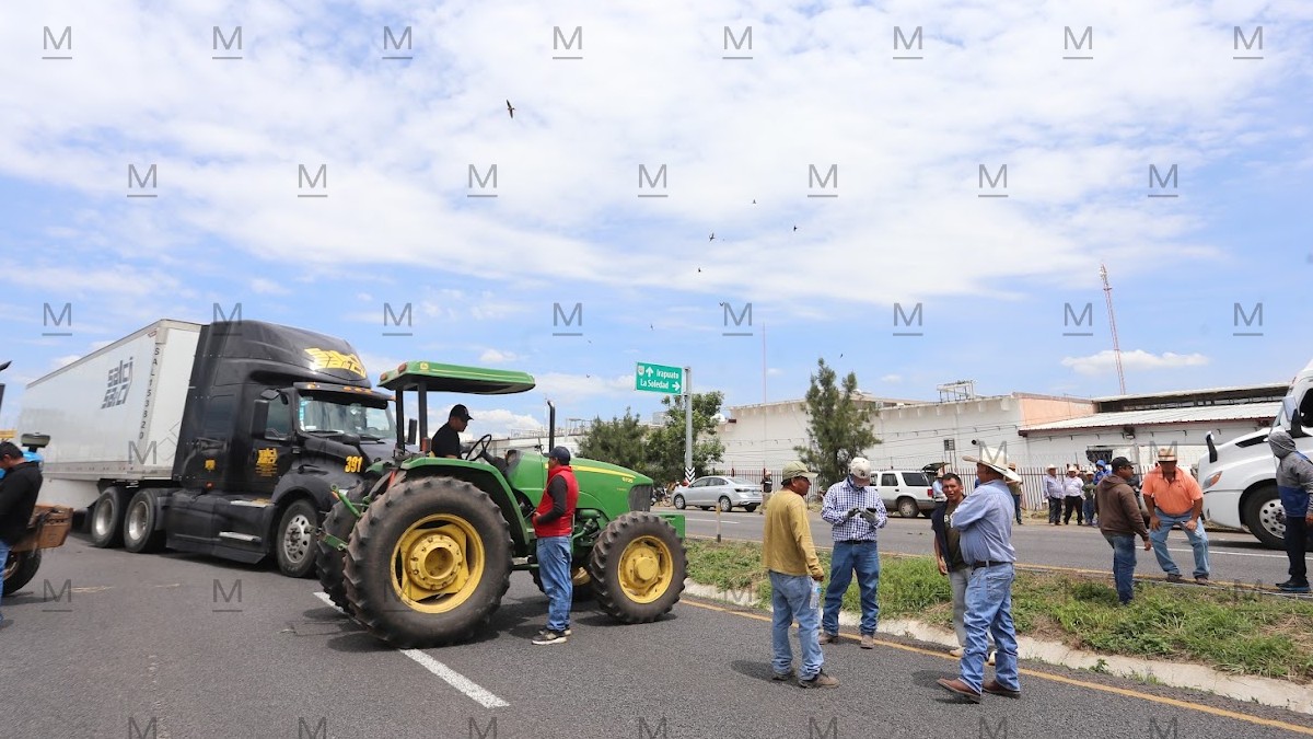 Cerca de 20 productores utilizaron cuatro tractores y aproximadamente ocho camionetas para bloquear. | Dany Béjar.