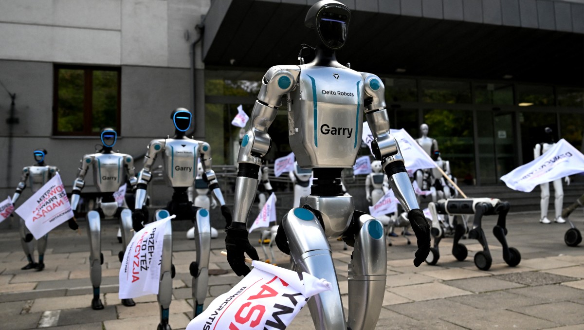 Robots humanoides y cuadrúpedos asisten a una manifestación que exige la regulación del desarrollo de la inteligencia artificial en Varsovia. | AFP