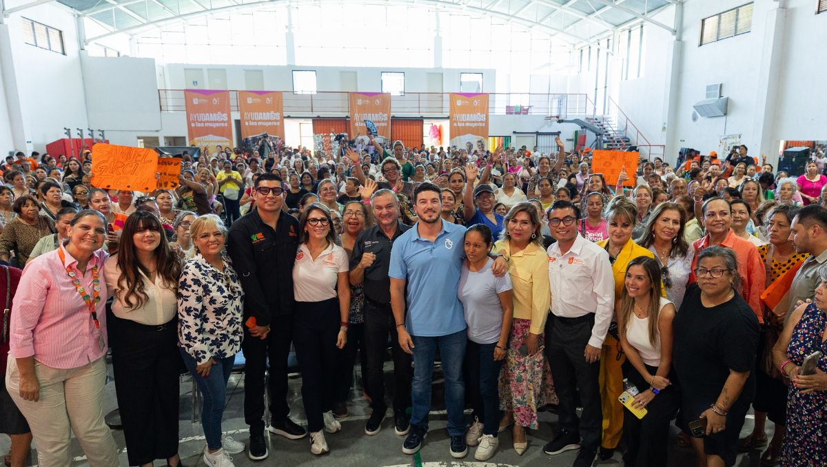 Samuel García encabezó la entrega de tarjetas en Guadalupe, Nuevo León. | Especial