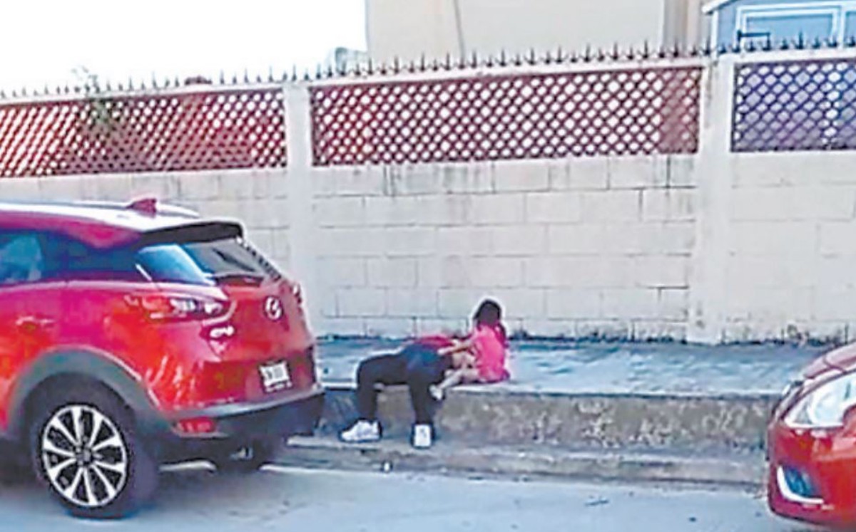 El fin de semana una mujer se quedó dormida alcoholizada en plena vía pública, dejando expuesta a su hija de 3 años. P. REYES