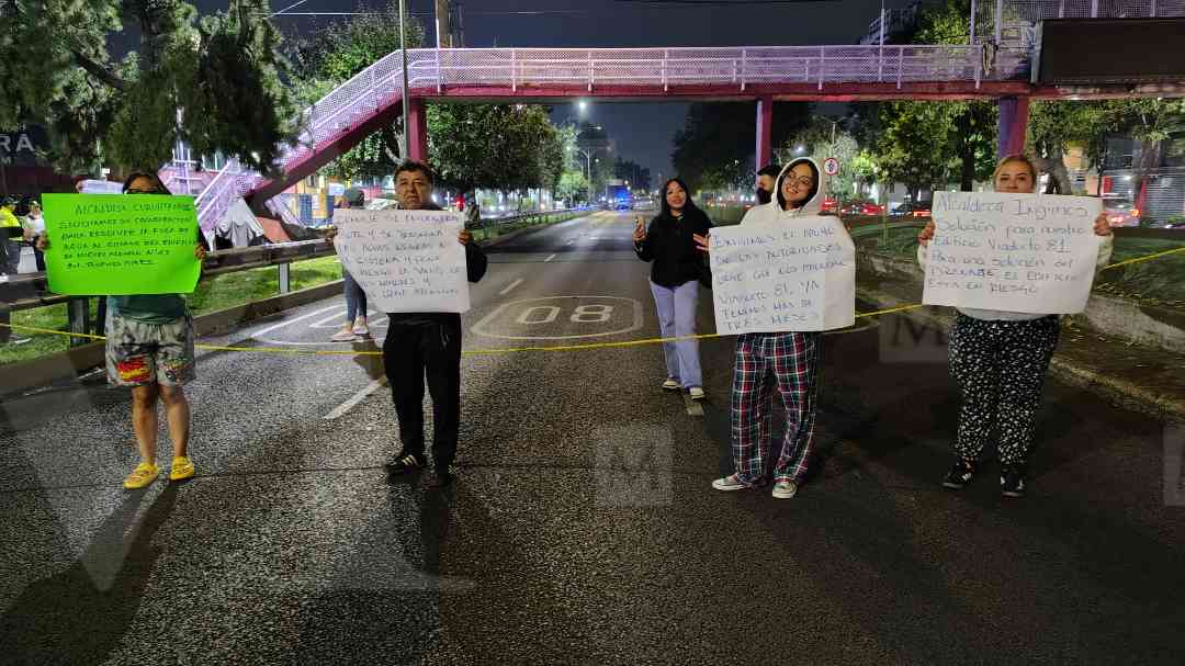 Vecinos bloquearon los carriles centrales y laterales del Viaducto Miguel Alemán. | Foto:  Jorge Becerril