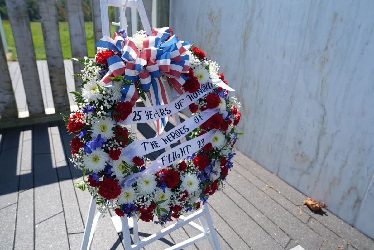 Un arreglo de flores en el Memorial del Vuelo 93 de United Airlines. | Foto: EFE