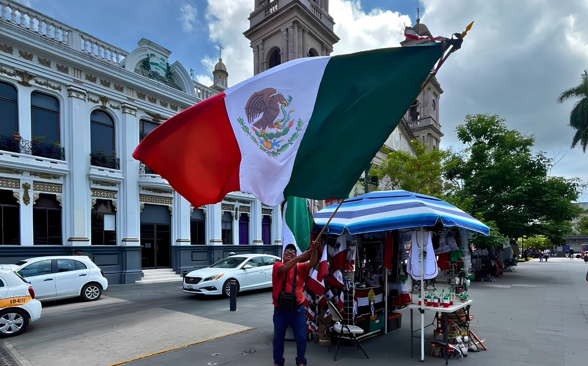 Los artículos tricolor ya ocupan los puestos del centro de Tampico