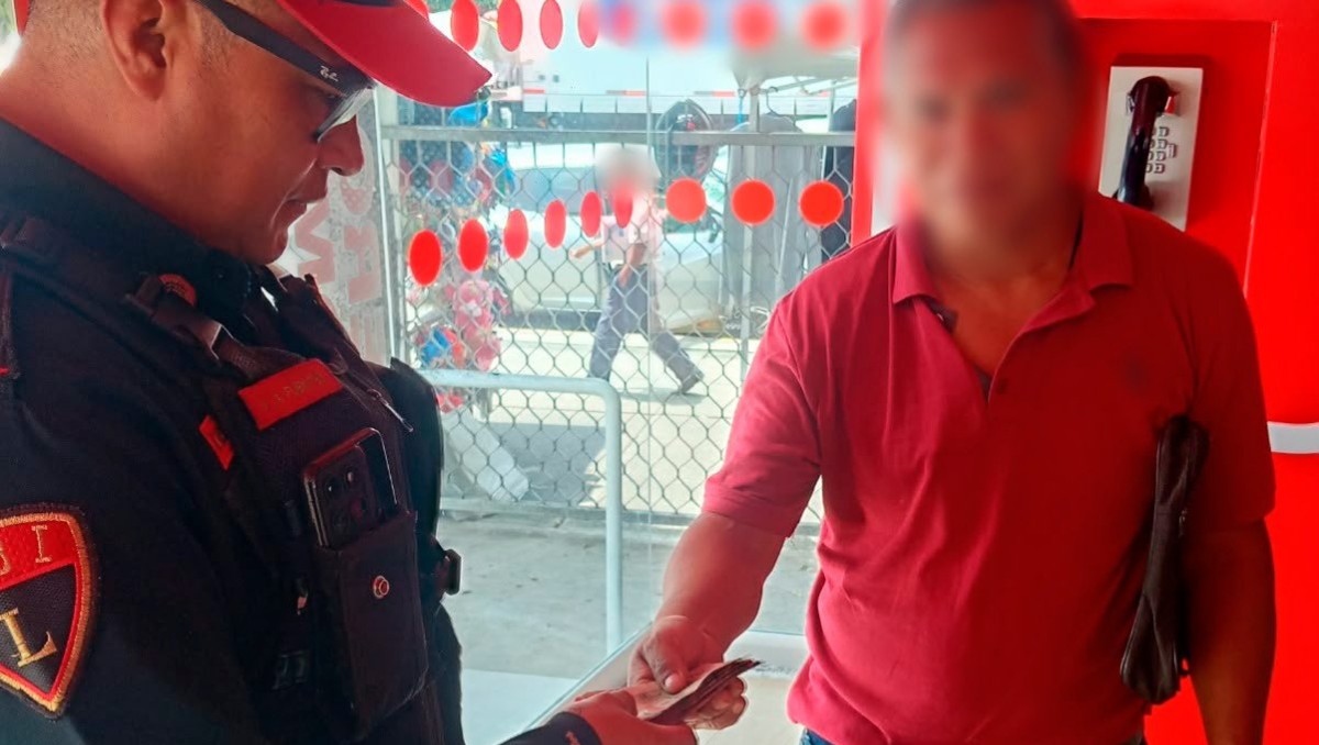 El cuentahabiente acreditó la titularidad del dinero mediante su comprobante de retiro bancario ante personal de la SSC.| FOTO:SSC