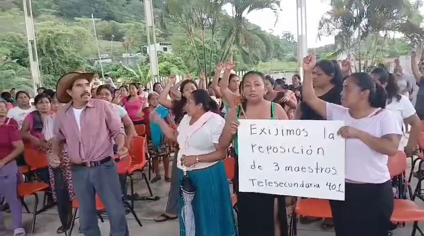 Exigen una solución a las autoridades por la falta de personal docente en Huehuetla. (Cortesía)
