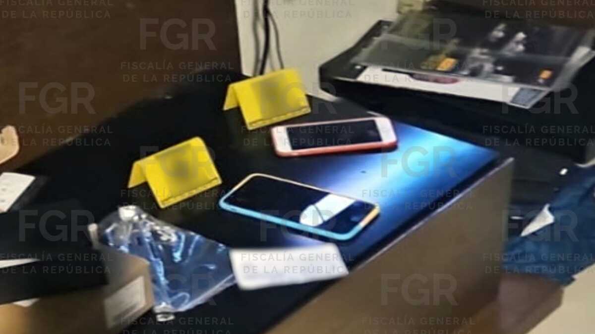 En la finca hallaron narcóticos, celulares y un arsenal.  (Cortesía FGR)