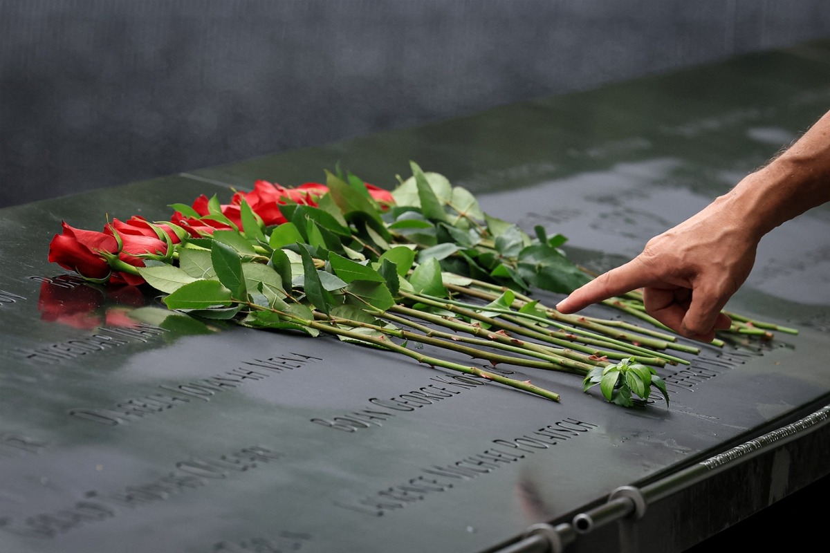 Flores entre los nombres en la Piscina Norte del Memorial y Museo del 11-S, antes del 25 aniversario. | Reuters