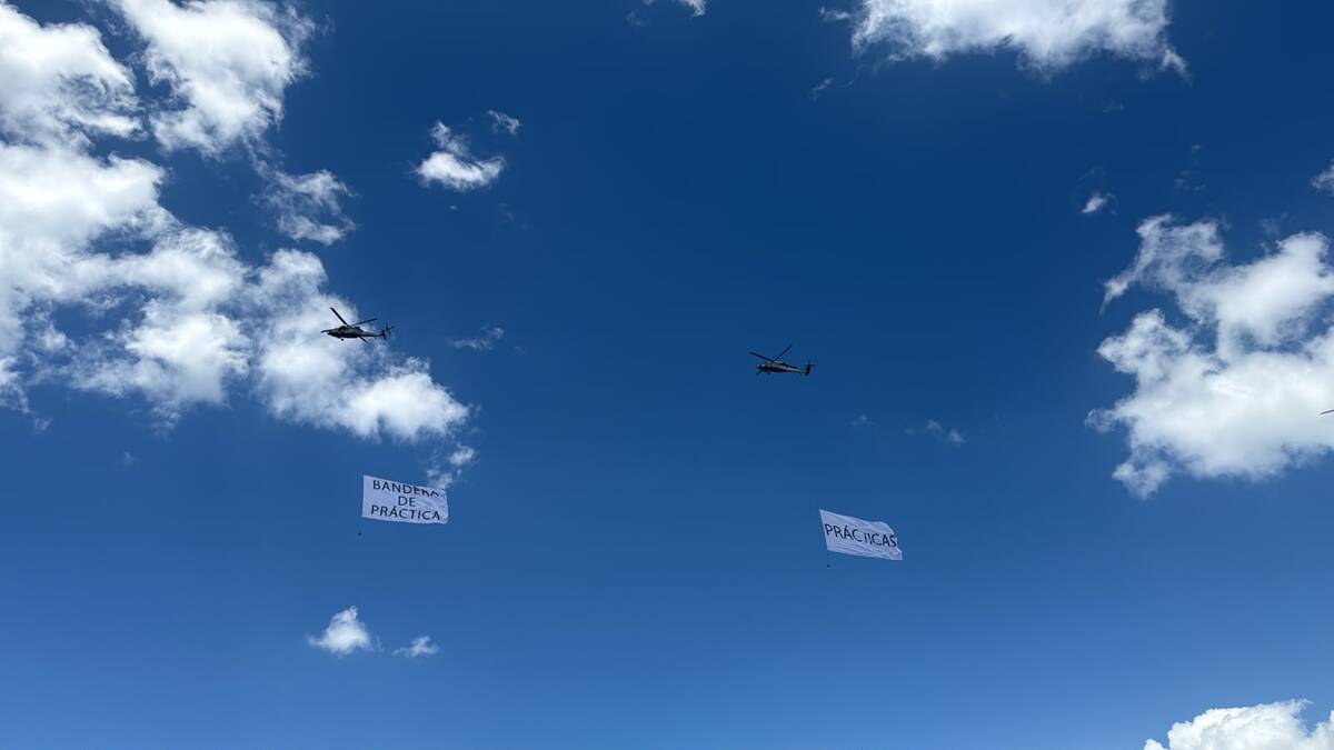 Desde helicópteros MI-17 a 5 mil pies de altura, paracaidistas militares ensayaron su salto de precisión rumbo al 16 de septiembre.| Foto: Especial