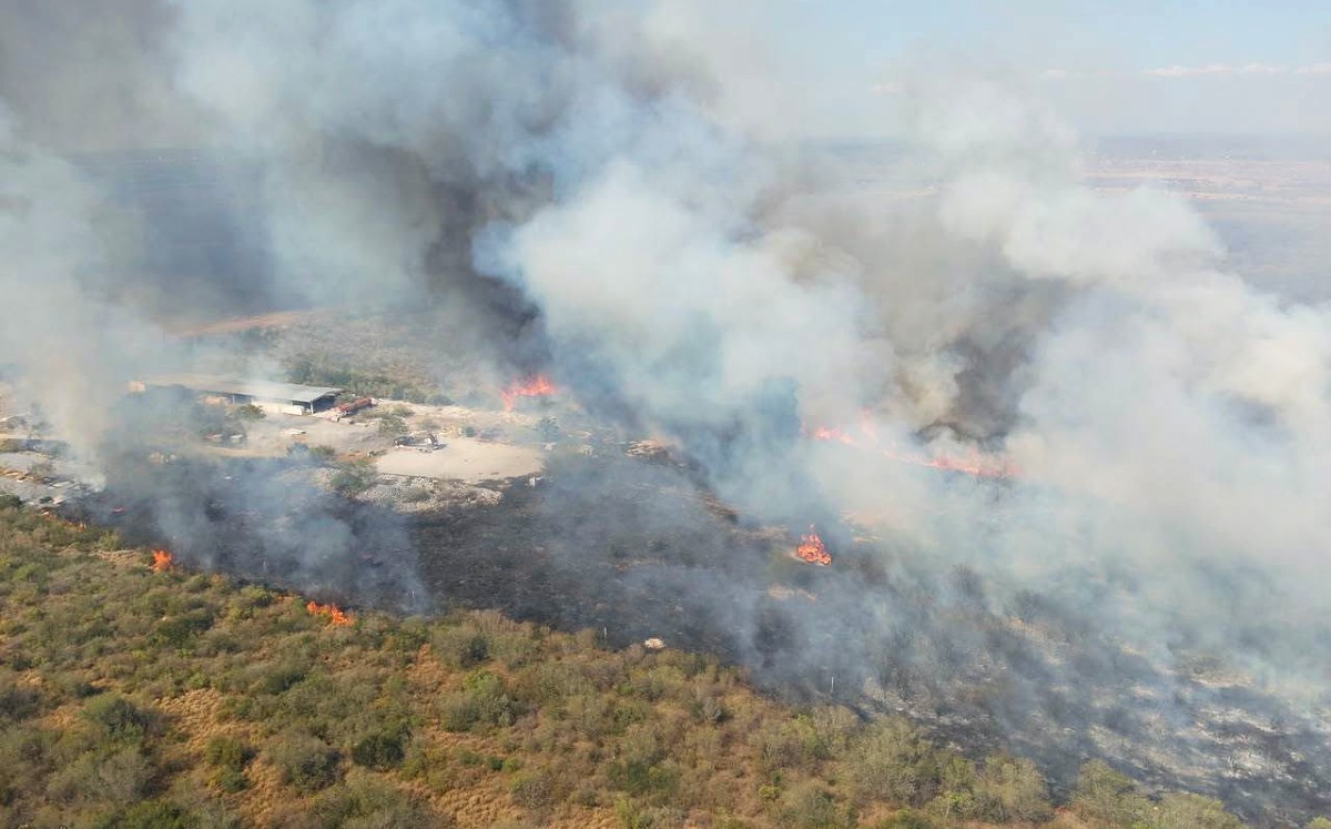 Incendio de pastizal genera una extensa columna de humo en Ciudad Victoria. | Protección Civil Tamaulipas via Fb