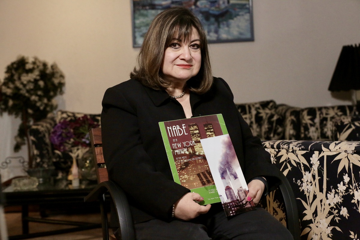 Laura Iturbide Galindo, mostrando una revista de Nueva York durante la entrevista. | Foto: Ariel Ojeda