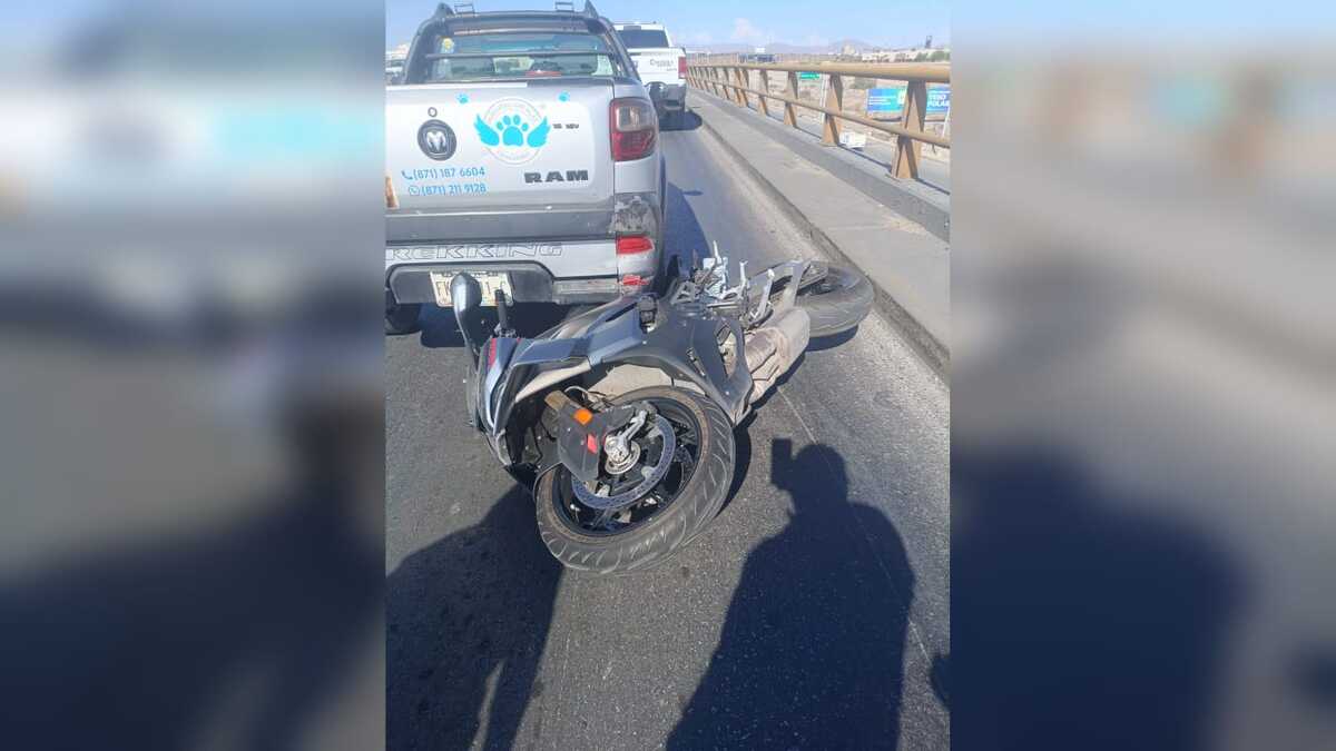 Motociclista choca contra camioneta en Periférico de Torreón. | Foto: cortesía de Protección Civil.