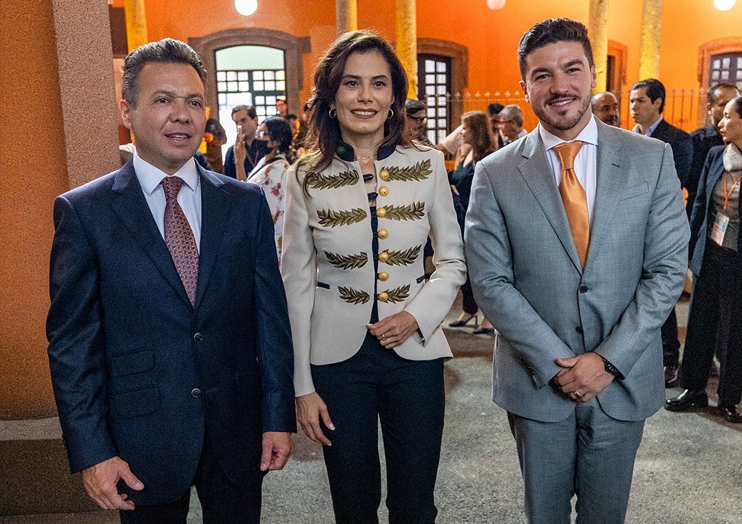 Pablo Lemus y Samuel García respaldaron a Verónica Delgadillo durante su informe. (Especial)