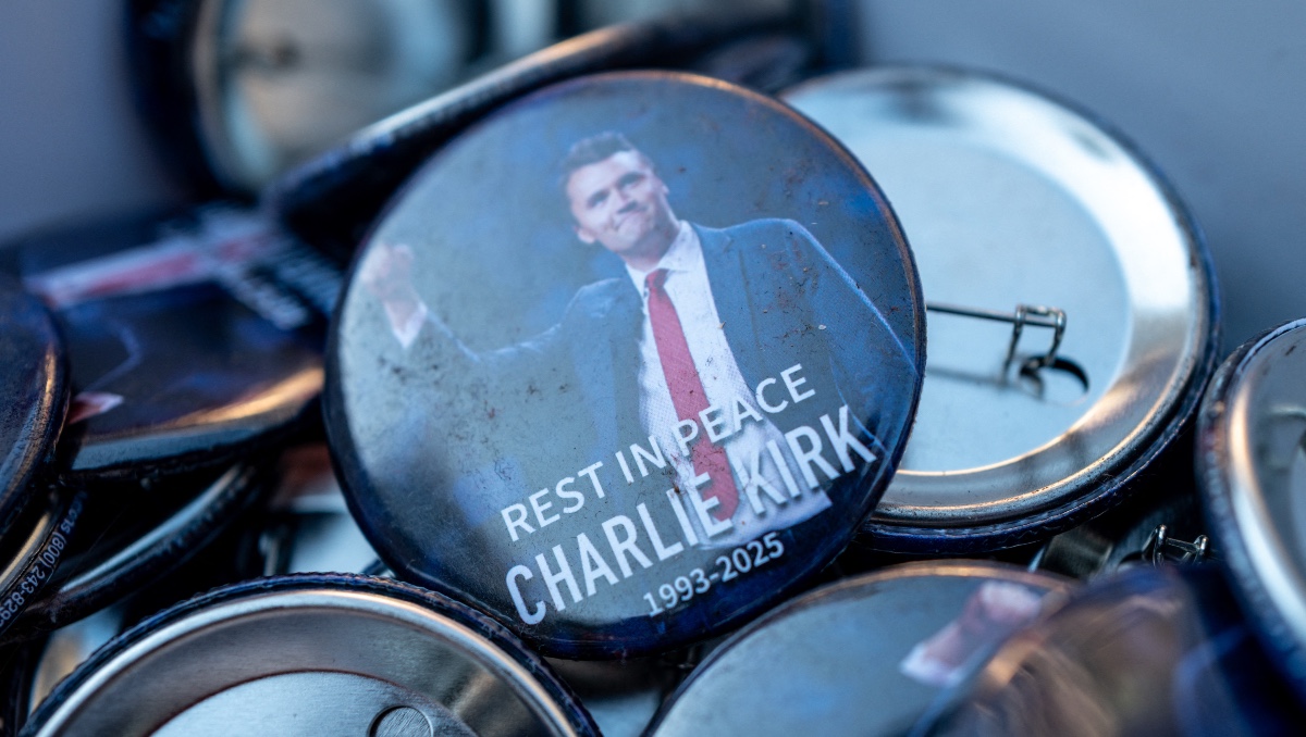 Pines de Charlie Kirk sobre una mesa durante el primer día de la Convención Nacional Republicana de 2026 en el American Airlines Center. | AFP