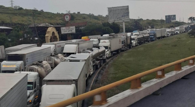 Se registró kilométricas filas de vehículos que transitaban con dirección a Salamanca. | Redes Sociales