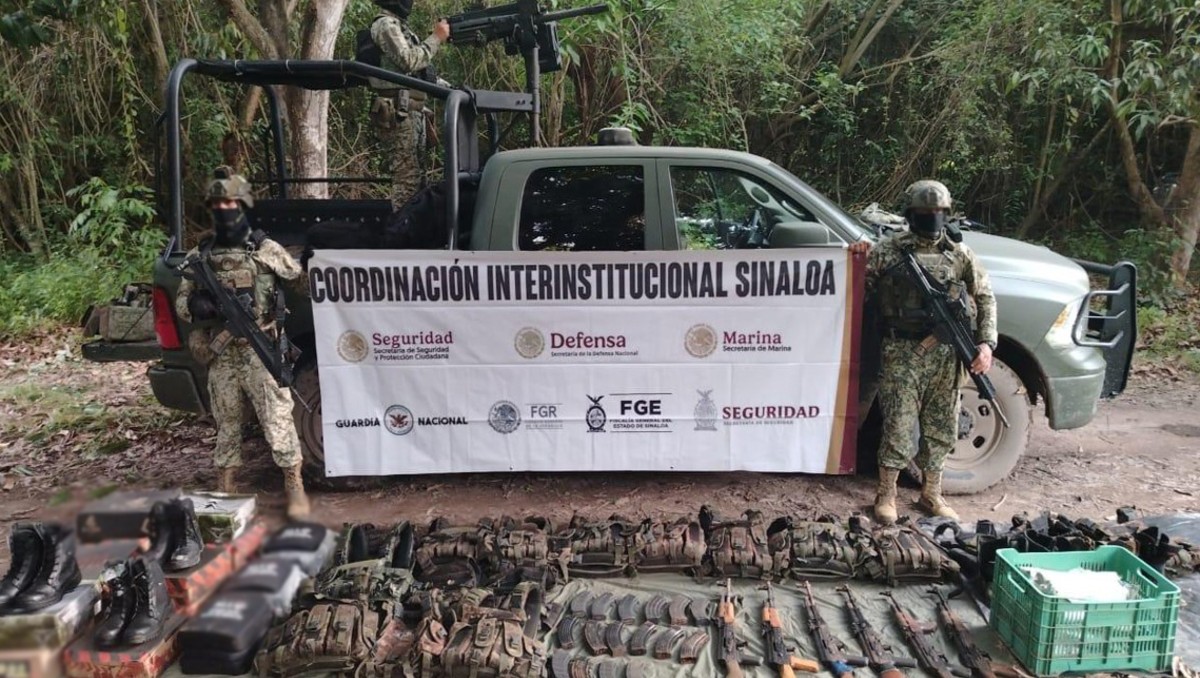 Dos vehículos, fusiles, placas balísticas y explosivos quedaron bajo resguardo militar tras incursión en poblados de Sinaloa.| Foto: Especial