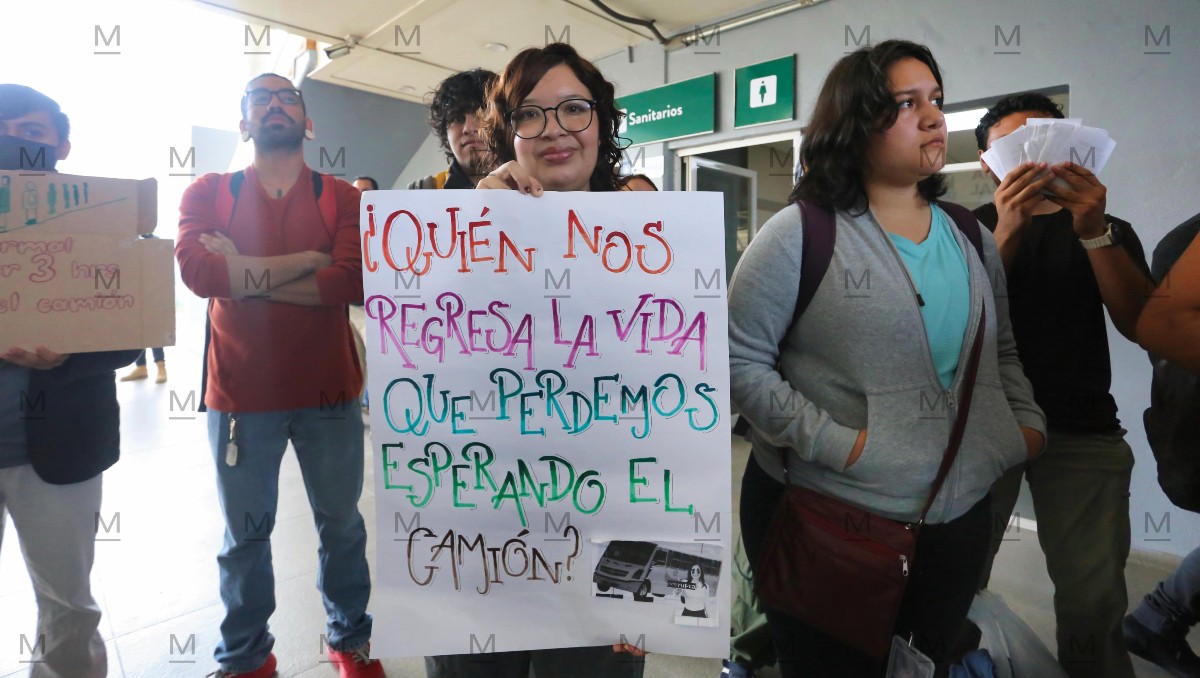 Alumnos de la UNAM León protestan contra transporte público | Daniela Béjar
