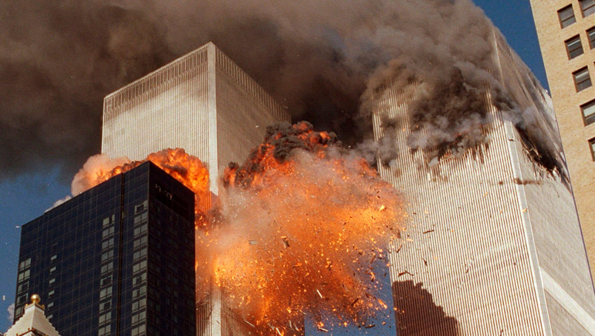 Una columna de humo se eleva desde una de las torres del World Trade Center el 11 de septiembre de 2001, en Nueva York. | AP