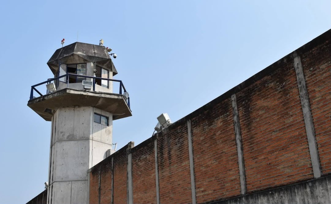 La Fiscalía General del Estado de Morelos realiza peritajes forenses para determinar la causa de muerte de un recluso en Atlacholoaya.| Foto: Especial