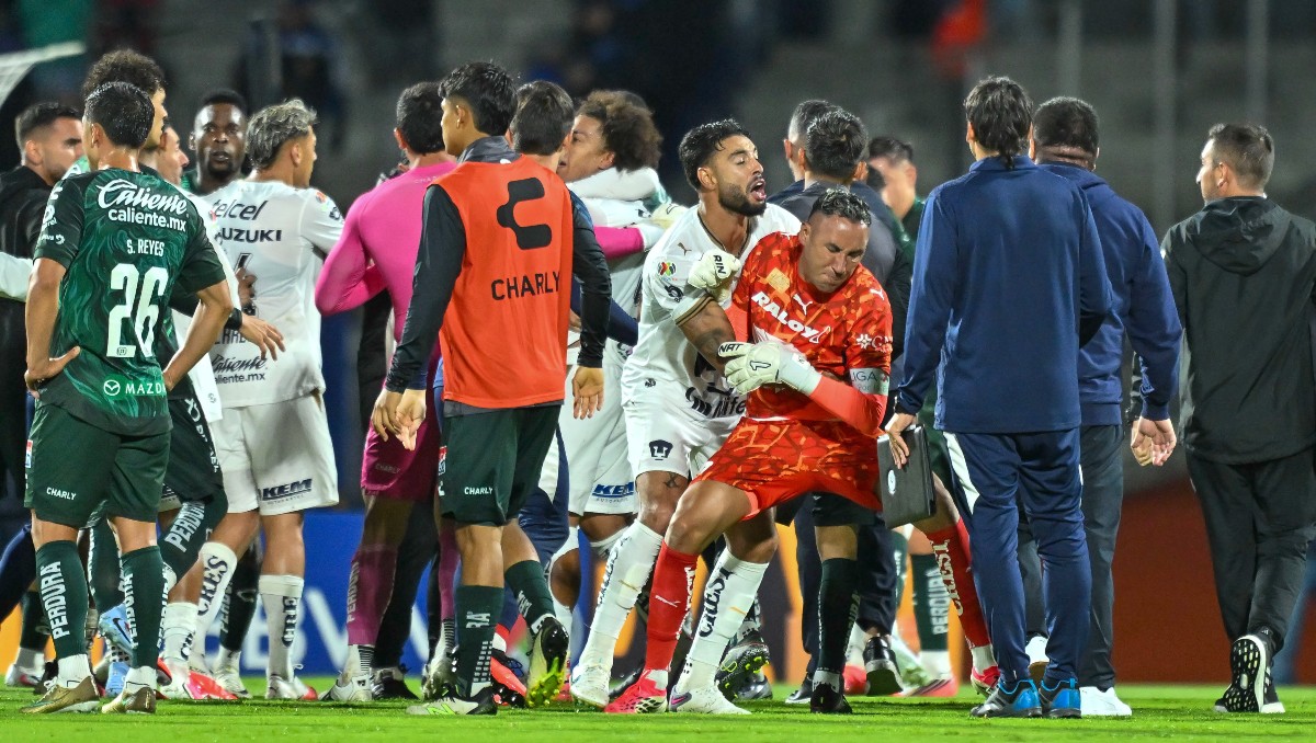 Keylor Navas se lleva un golpe durante la pelea tras el partido entre Pumas y León (Imago7)