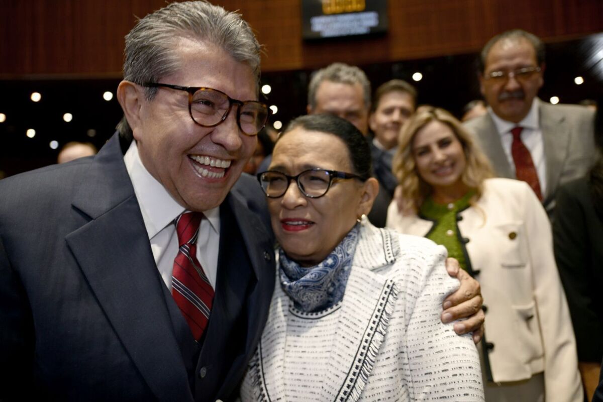 El líder parlamentario de Morena junto a la secretaria de Gobernación, Rosa Icela Rodríguez. | Foto: Cuartoscuro