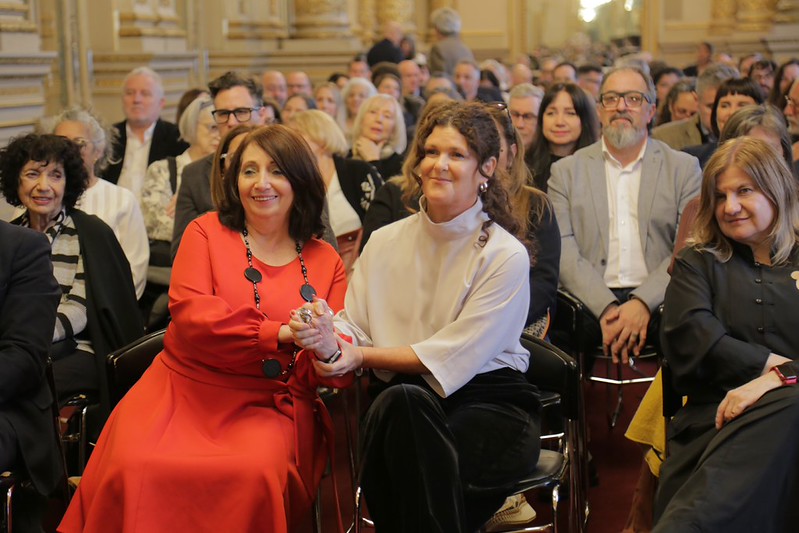 Marisol Schulz y Gabriela Ricardes durante el anuncio en el Salón Dorado del Teatro. (Foto: Ministerio de Cultura de la Ciudad de Buenos Aires)