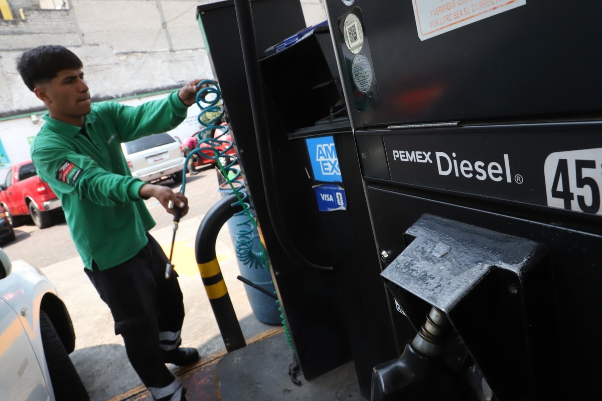 En México, existe un control voluntario de precios máximos a la gasolina regular y el diésel. | Foto: Jesús Quintanar