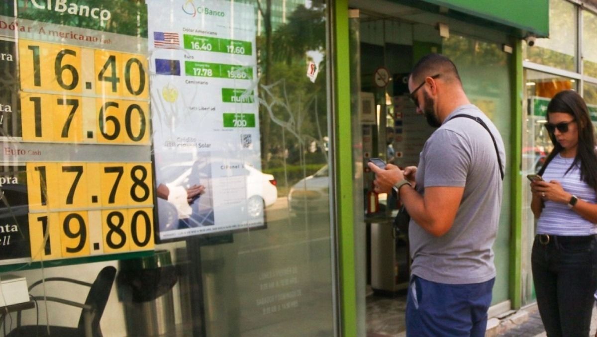 Algunos bancos operan en días festivos, dentro de plazas comerciales. Foto: Cuartoscuro.