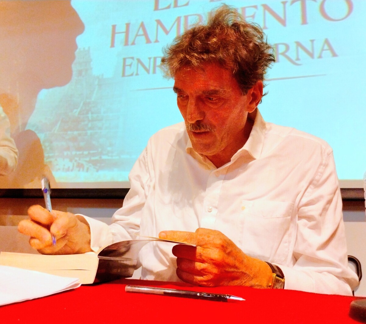 Al final de la presentación, el escritor firmó ejemplares de su novela a los lectores. (Foto: Vicente Gutiérrez)