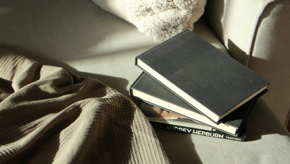 “Y aun así, los libros horizontales no desaparecen....” (Unsplash)