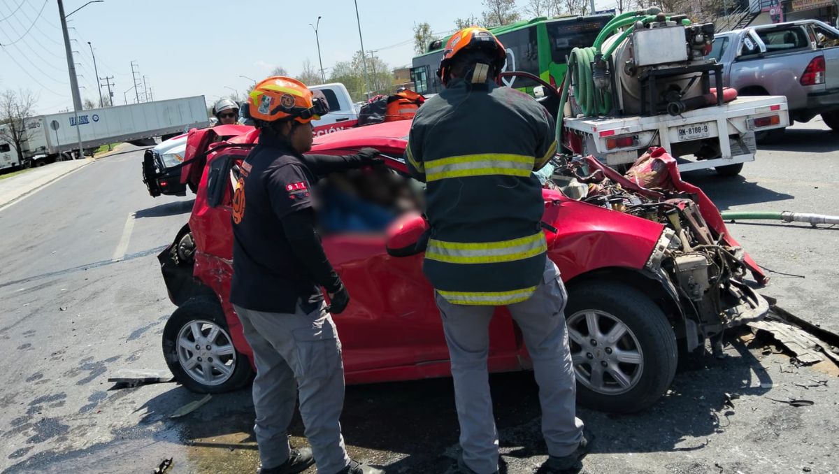 Los cuerpos de auxilio utilizaron el equipo hidráulico de rescate. | Especial