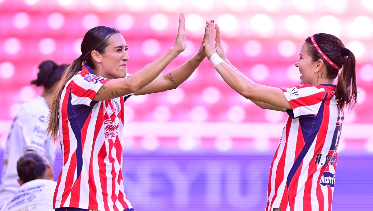 Jasmine Casarez y Alicia Cervantes de Chivas femenil festejan un gol (Mexsport)