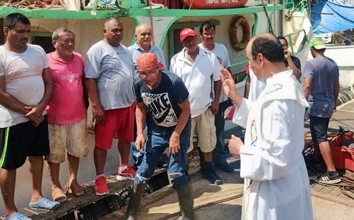 Pescadores reciben una bendición antes de volver a alta mar. | Sergio Sánchez