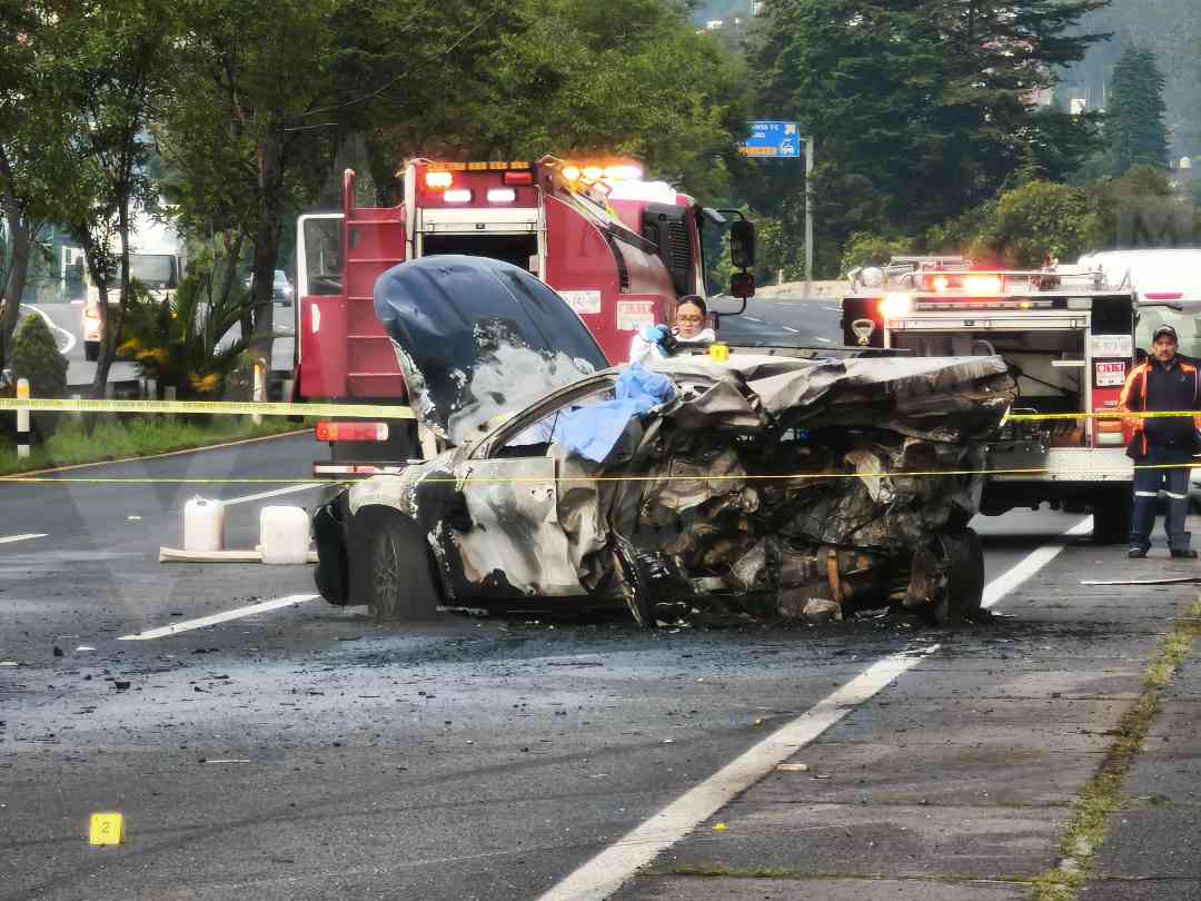 Un vehículo quedó calcinado con los ocupantes al interior tras el accidente. Foto: Jorge Becerril
