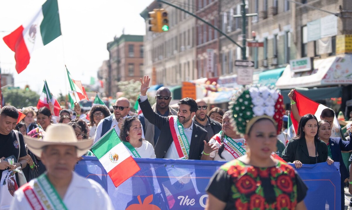 El alcalde encabeza celebración sobre la Quinta Avenida de Sunset Park, en Brooklyn. | Foto: X