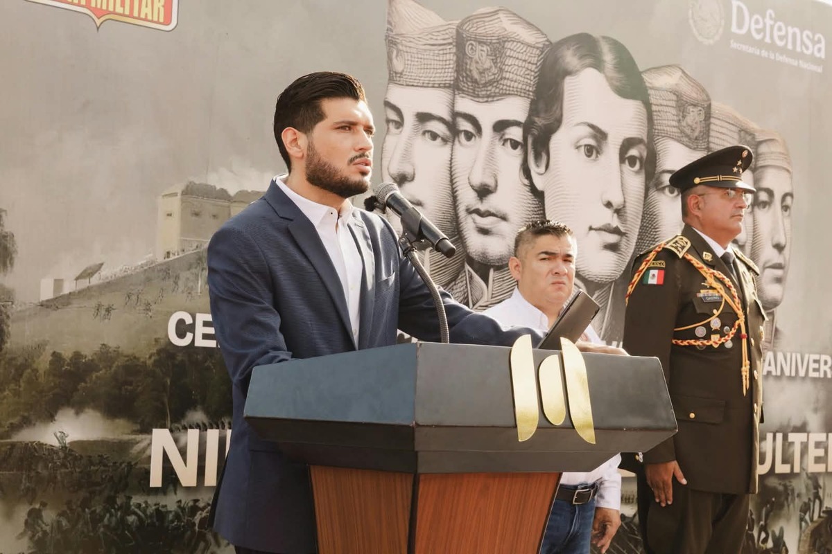 Beto Granados encabezó la ceremonia en Matamoros por el 179 aniversario de la defensa del Castillo de Chapultepec y colocó una ofrenda floral.