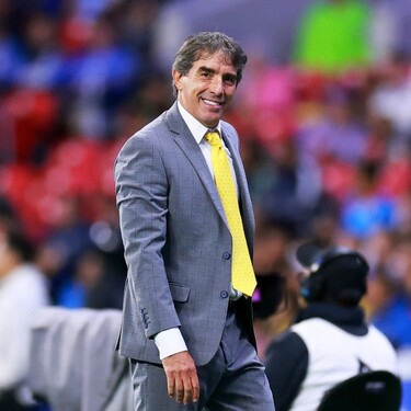 Guillermo Almada reconoció que su defensa fue pésima en el Clásico Joven ante Cruz Azul, pero elogió la capacidad ofensiva del América.