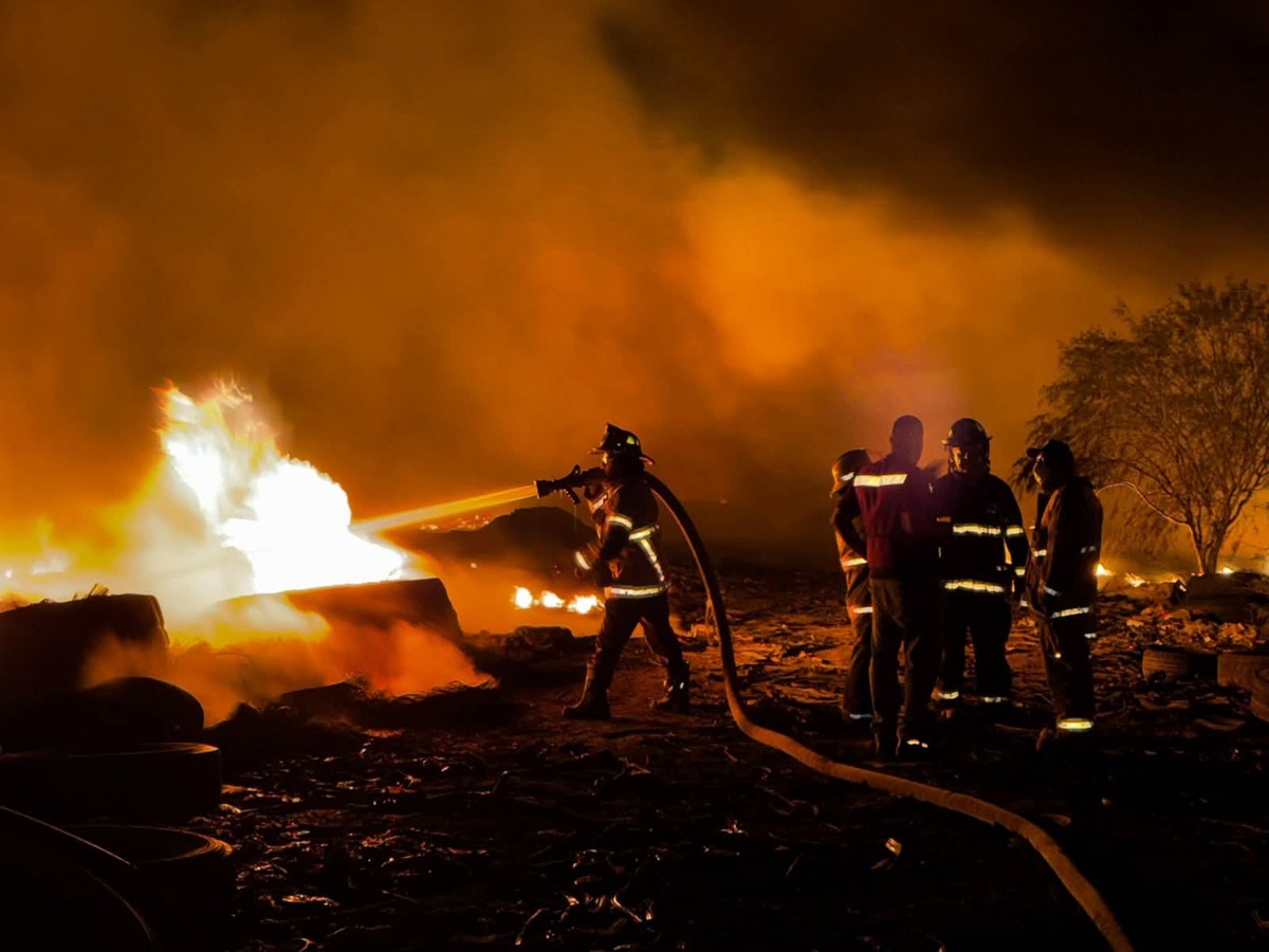 Incendio consume residuos en empresa recicladora de Gómez Palacio.| Protección Civil de Gómez Palacio.