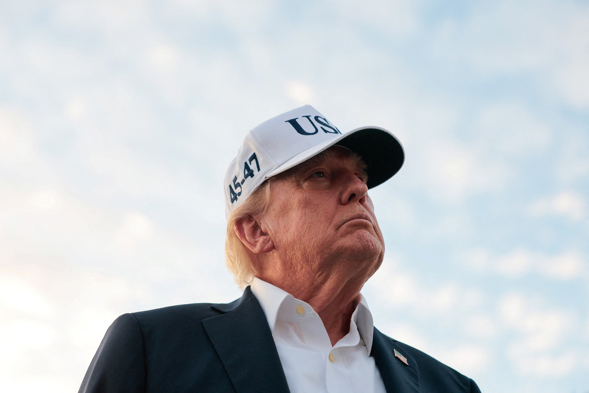 El presidente de Estados Unidos, Donald Trump, observa en el aeropuerto de Shannon, Irlanda, el 13 de septiembre de 2026. | Reuters
