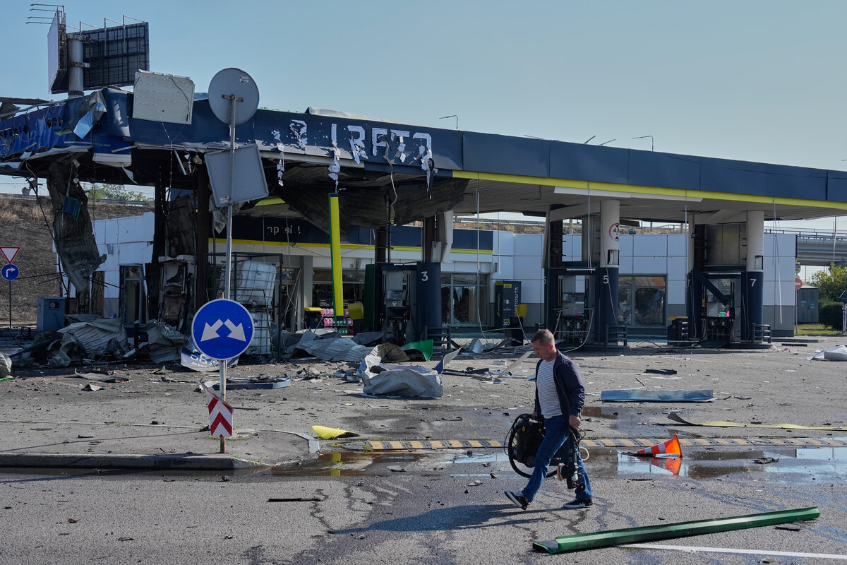 Un trabajador sale de una gasolinera dañada por el ataque de un dron ruso en Kiev, Ucrania, el 11 de septiembre de 2026. | AP