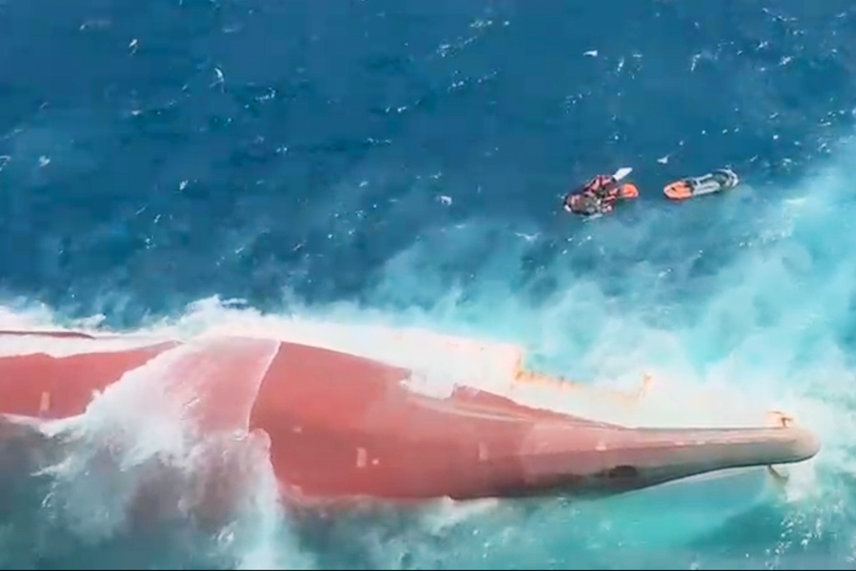 Casco del ferry de pasajeros Virgo Transport 8 sobre la superficie del agua tras volcar debido al mal tiempo en el mar de Java. | AP