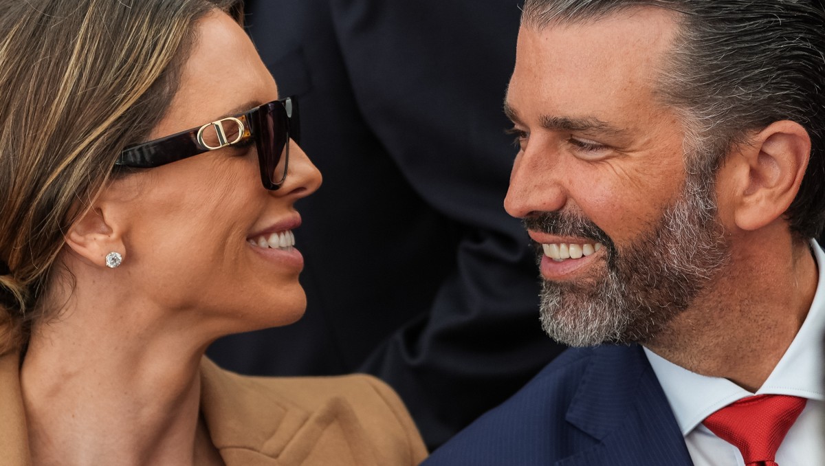 Donald Trump Jr. y su esposa Bettina Anderson antes del discurso del presidente Donald Trump en Deerfield Residence. | AP