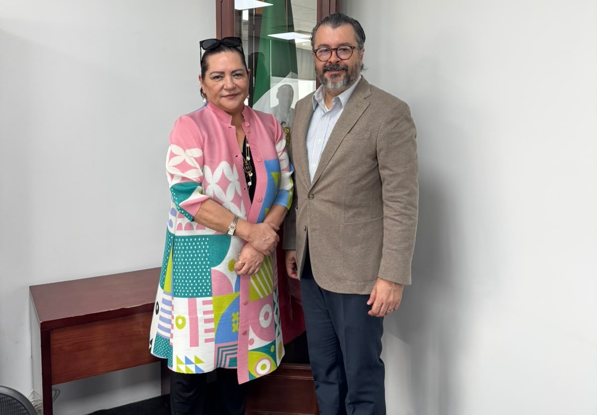 Guadalupe Taddei y Gilberto de Guzmán Bátiz durante su encuentro estratégico. | Foto: Especial
