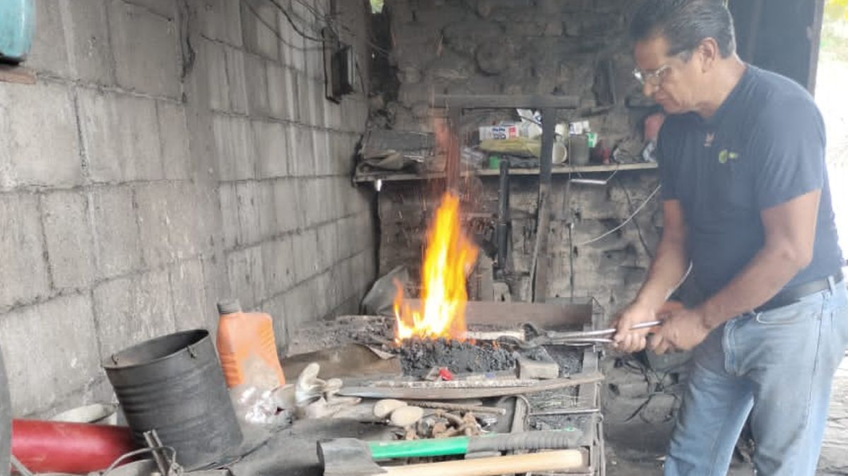 Julio Corpus mantiene vivo un oficio de tres generaciones en un taller de más de 90 años.| Damián Ramírez.