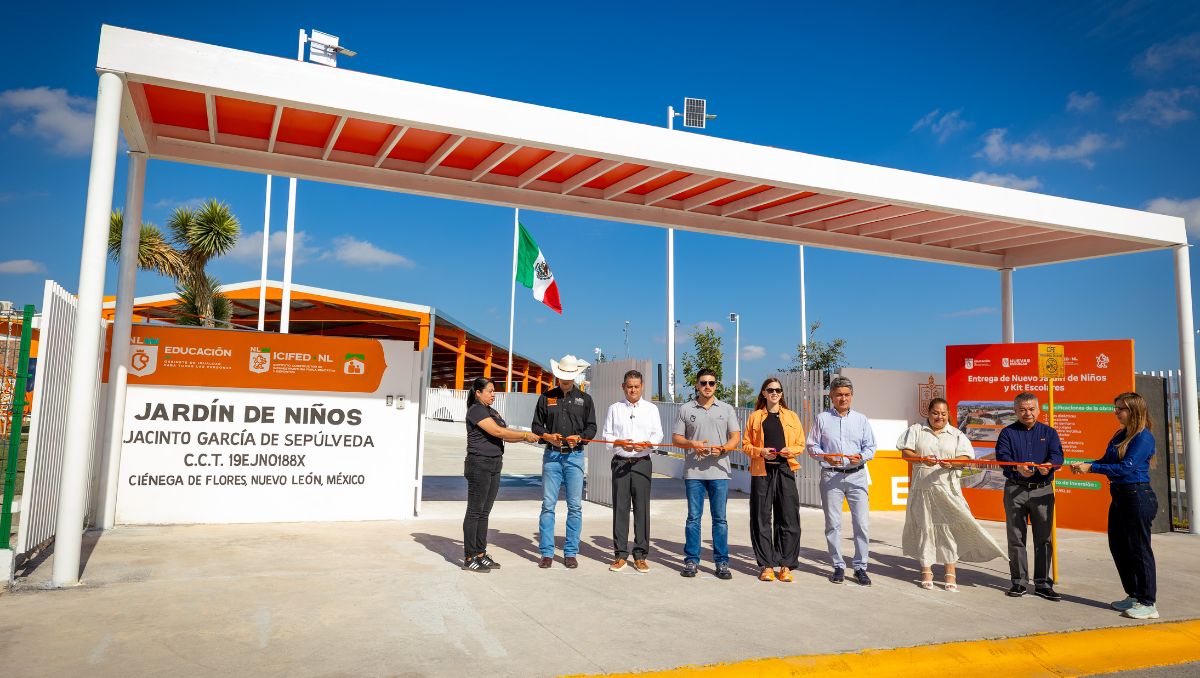 El plantel cuenta con tres aulas didácticas, dos direcciones, módulos sanitarios, área de juegos, bebederos, subestación eléctrica, etc. Especial
