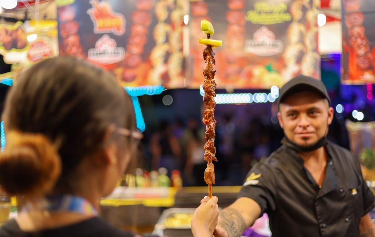 El sabor clásico de las brochetas sigue conquistando en La Feria de Torreón