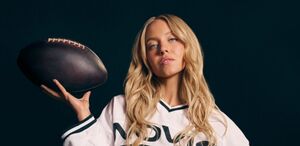 La actriz Sydney Sweeney causó polémica por una campaña publicitaria para una app de pronósticos deportivos donde aparece desnuda, cubriendo partes de su cuerpo