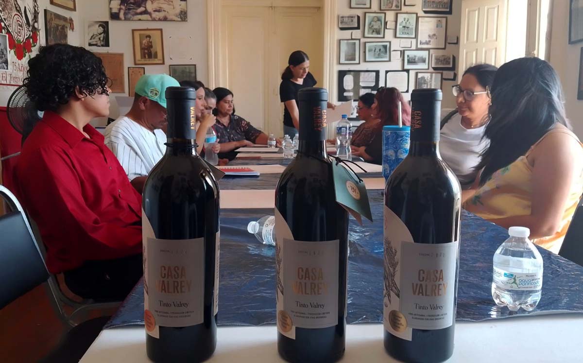 Usan vino tinto para hacer arte en Lerdo. | Foto: Luis Alatorre