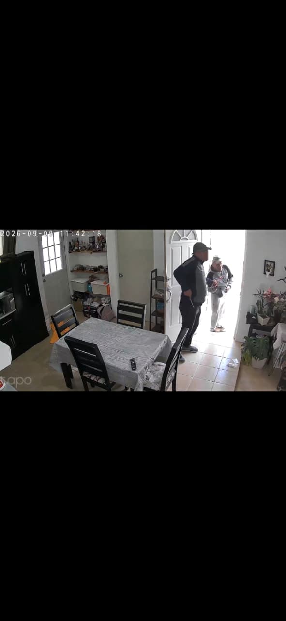 Cámara de seguridad capta a ladrones reventando cerradura de vivienda en Hidalgo. (Cortesía)